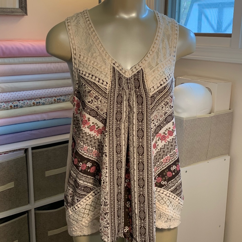 Flowing patterned tank
